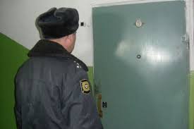 Что делать если в дверь стучится сотрудник полиции