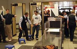 Сотрудники аэропорта получат право на досмотр багажа 